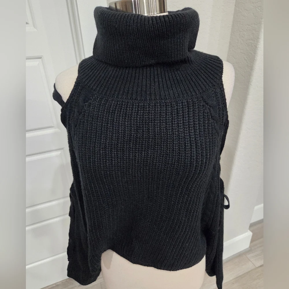 HYFVE WOMEN'S BLACK CUTOUT CROPPED TURTLENECK SIZE LARGE NWT